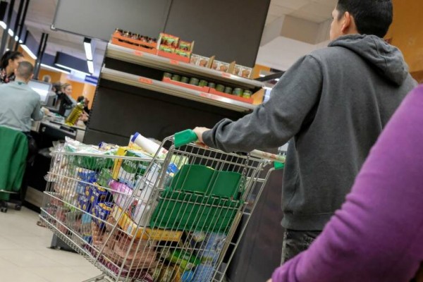 La OCU ve posible ahorrar de media 1.273 euros anuales en la cesta de la compra, un 20 % más
