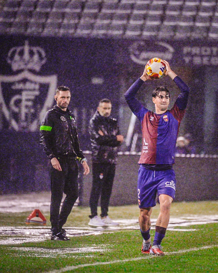 Serra saca de banda bajo el diluvio