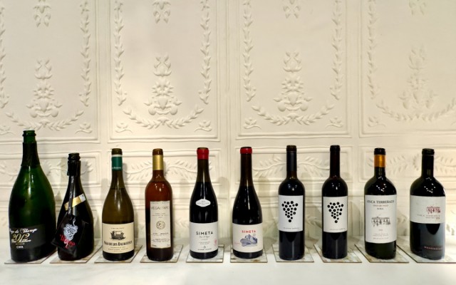 Diez vinos valencianos y una mesa
