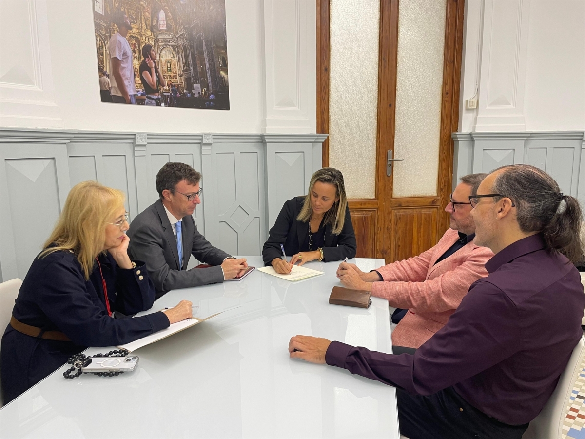 Paula Llobet firma el convenio. - Foto: AYUNTAMIENTO VALÈNCIA