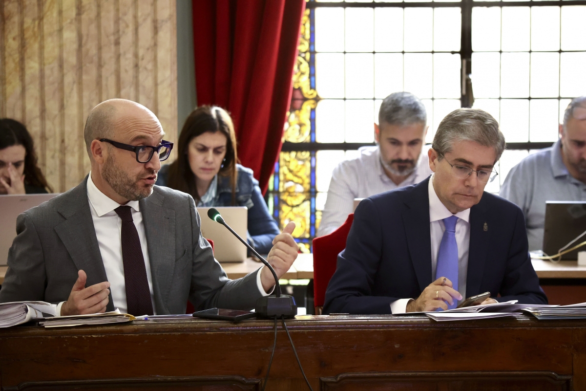 El concejal del PP José Francisco Muñoz, junto con Jesús Pacheco. - Foto: EFE / JUAN CARLOS CAVAL