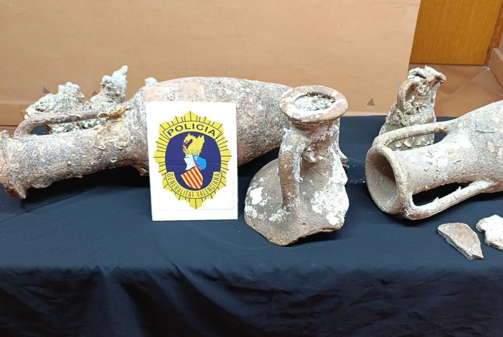 Recuperan en Santa Pola y Elche tres ánforas romanas y restos arqueológicos de yacimientos subacuáticos