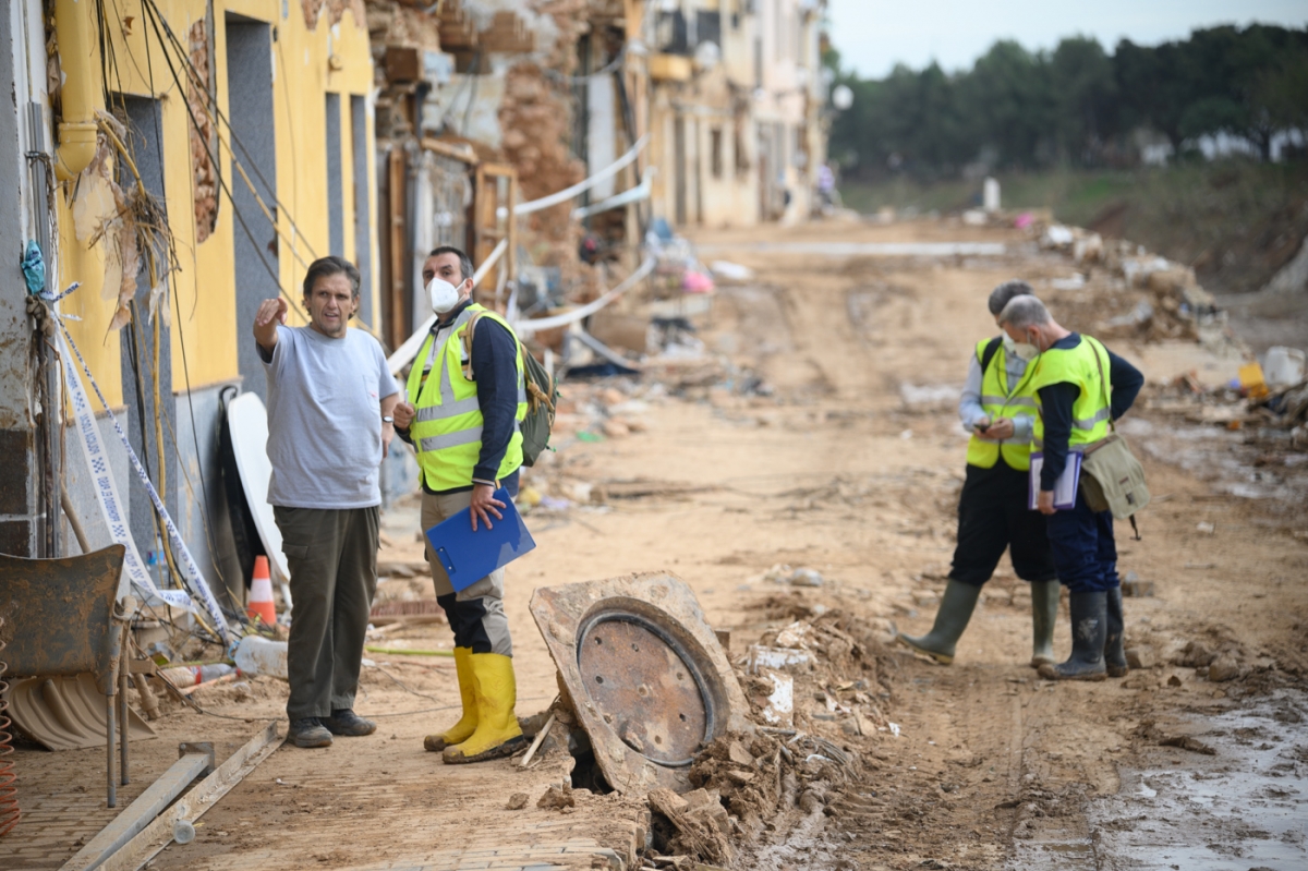 Varios técnicos junto a un vecino en la calle Almassereta de Picanya, muy afectada por la Dana. - Foto: KIKE TABERNER Varios técnicos junto a un vecino en la calle Almassereta de Picanya, muy afectada por la Dana.