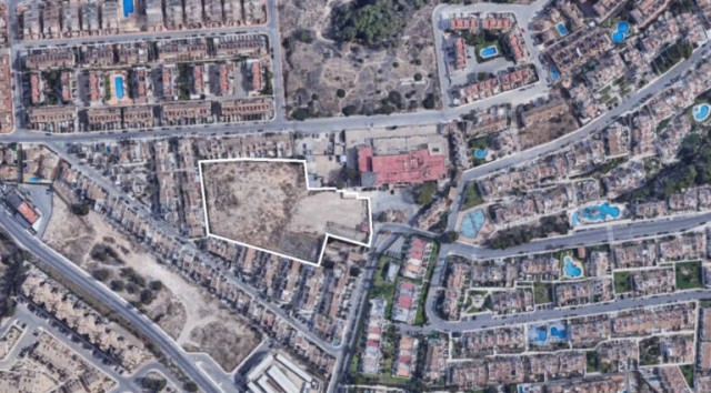 Orihuela da alas a la conversión de 13.350 metros de suelo deportivo a residencial en Orihuela Costa