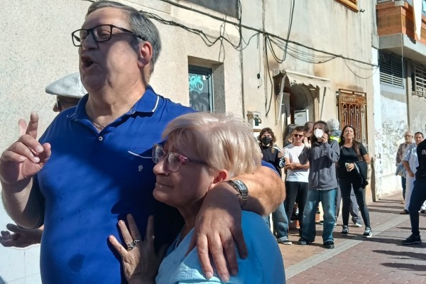 Paralizan el desahucio de Santi, pensionista de Alcantarilla apoyada por una movilización vecinal