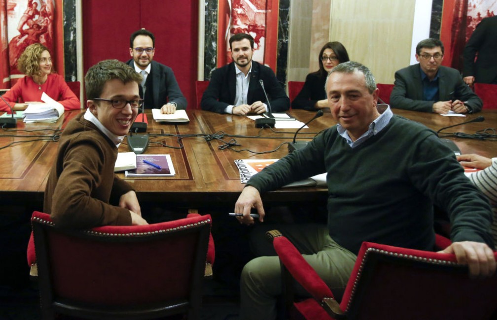 Joan Baldoví (d) con Íñigo Errejón y, al fondo, Alberto Garzón. EFE - 