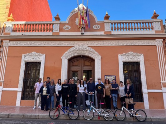 La Fundación Alberto Contador dona 55 bicis a los colegios en barracones por la Dana