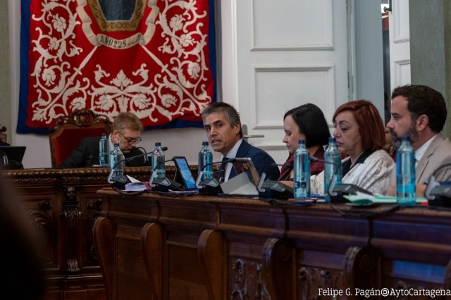MC pide investigar el Teatro Circo y acaba dando una función gratuita en el Pleno