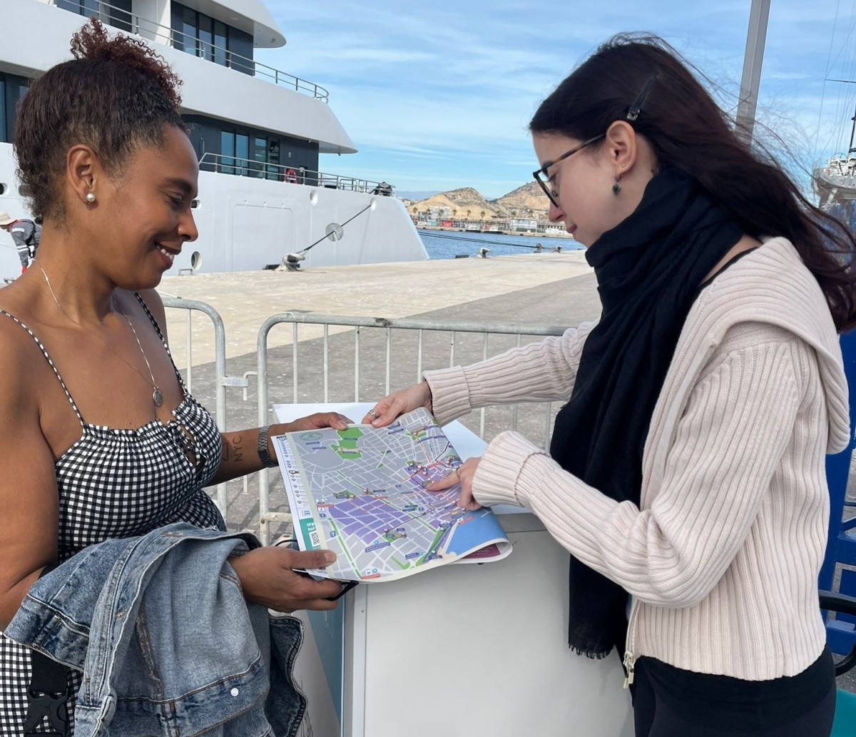Alicante renueva los planos a disposición de los cruceristas para mejorar su estancia en la ciudad