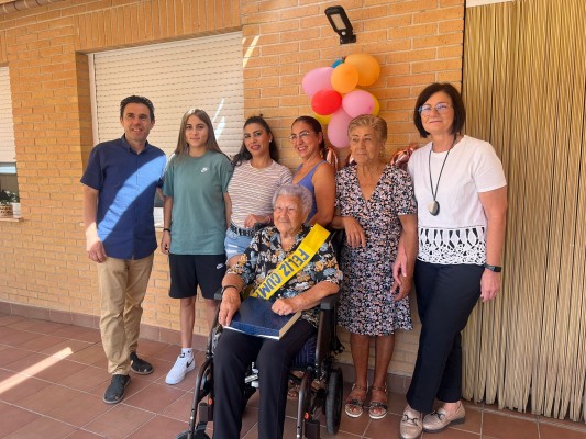Llíria felicita a la conciudadana Vicenta Alcaraz por su 100 aniversario