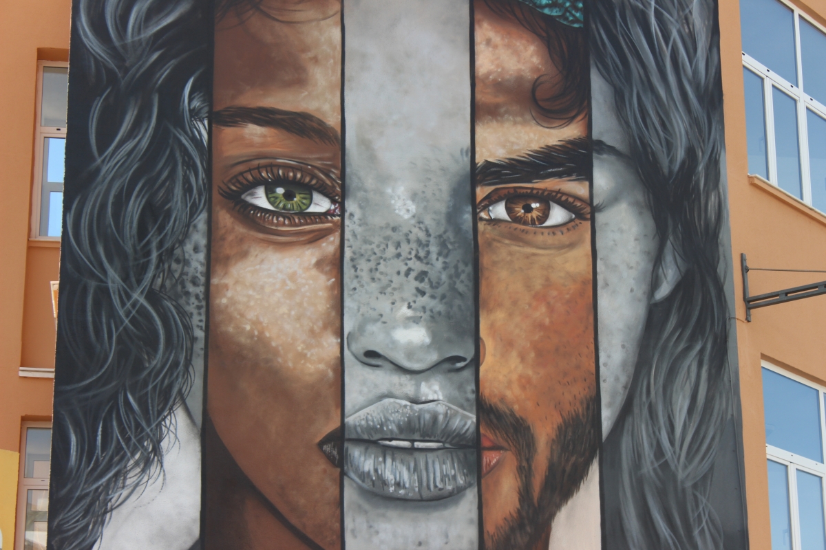 Un mural de Tardor pone rostro a la diversidad en Benitatxell 