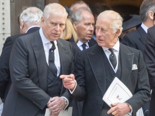 El príncipe Andrés, despojado de sus títulos y expulsado de Windsor por las acusaciones de vínculos con Epstein