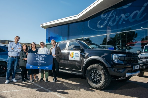 Ford España y su Red de Concesionarios entregan un cheque solidario a World Central Kitchen para los damnificados por la Dana en Valencia