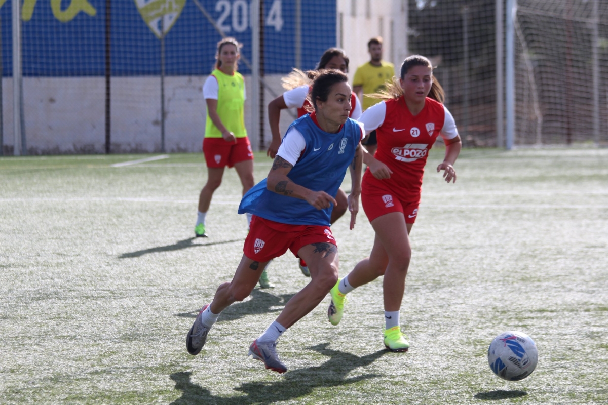 Las jugadoras del Alhama entrenando antes de viajar a Madrid. - Foto: ACFE