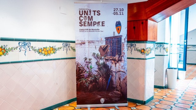 El Valencia homenajea a los afectados por la dana con un mural en el túnel de Mestalla