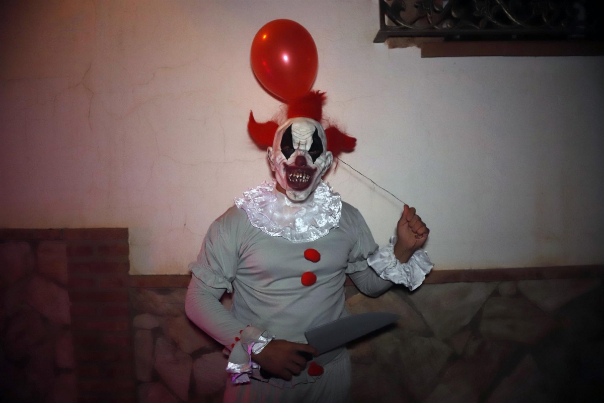  Joven disfrazado de payaso terrorífico. - Foto: Álex Zea - Europa Press