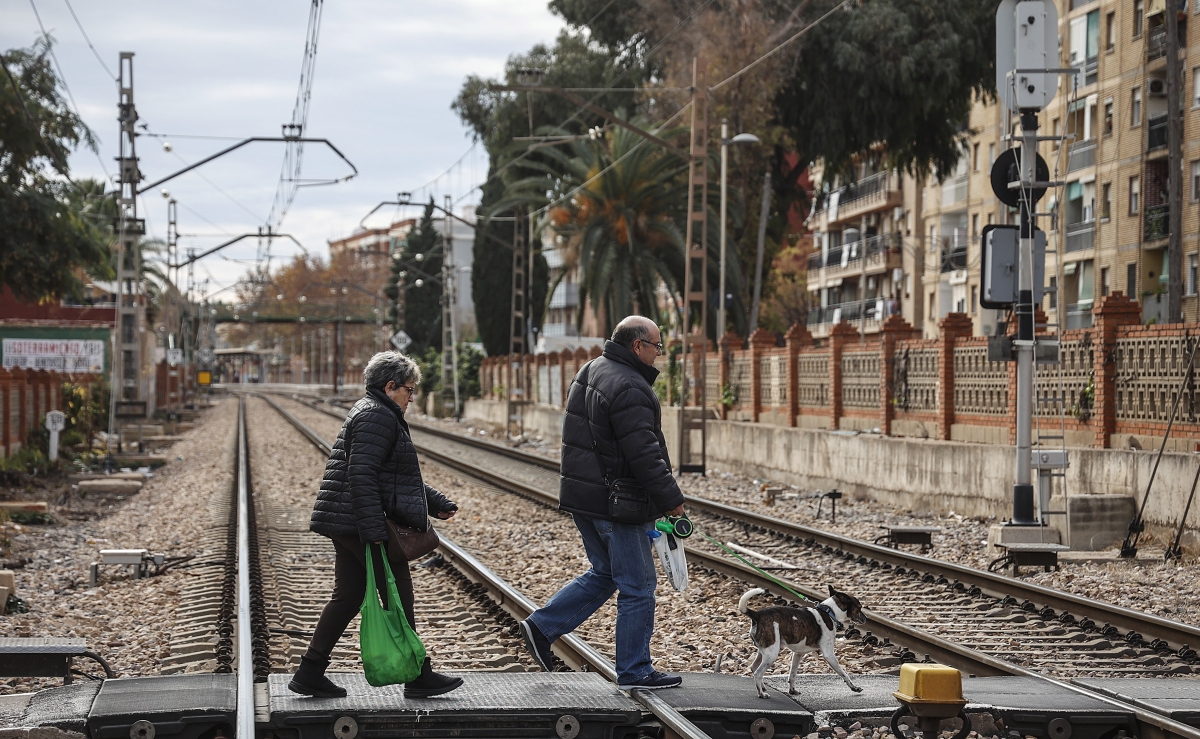 Paso a nivel entre Alfafar y Sedaví. - Foto: ROBER SOLSONA/EP Paso a nivel entre Alfafar y Sedaví.