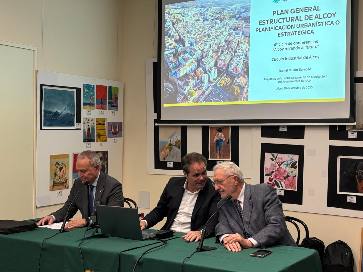 El arquitecto municipal, entre los presidentes del Círculo Industrial y Alcoy Industrial.