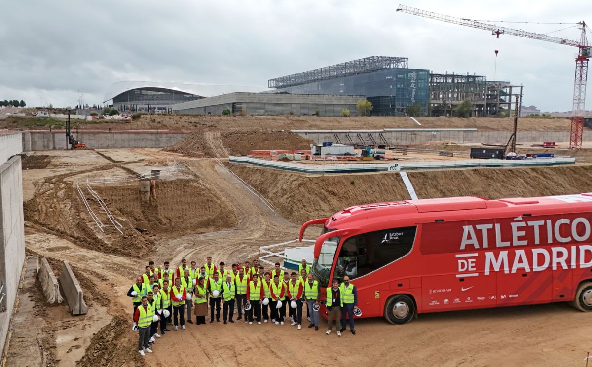 Los jugadores del Atlético de Madrid visitan las obras de la Ciudad del Deporte