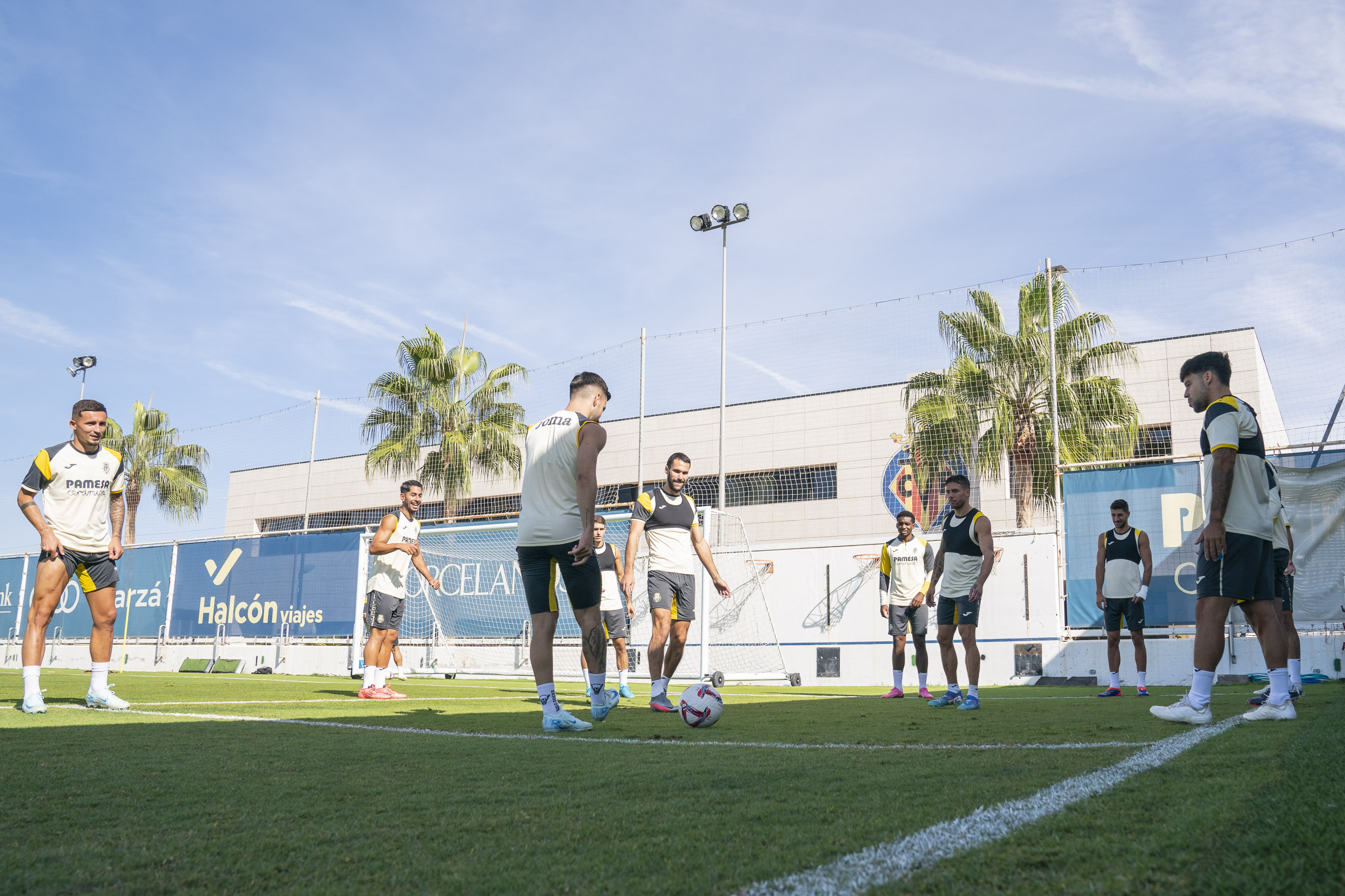 El Villarreal comienza a preparar el partido ante el Barça con las bajas de Gerard, Foyth y Kambwala