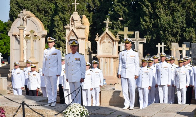 La Armada rinde homenaje a sus difuntos en el cementerio de Santa Lucía de Cartagena