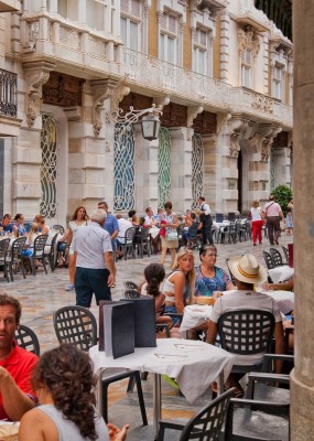 La Comunitat lidera en noviembre el crecimiento del sector servicios en España con un crecimiento anual del 7,2%