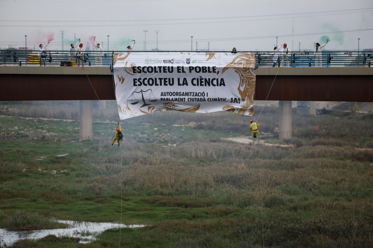 El cartel en el Puente de la Solidaridad. - Foto: EFE/BIEL ALIÑO