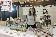 Sant Jordi evoca els paisatges rurals i els records amb l'elaboració d'espelmes artesanals