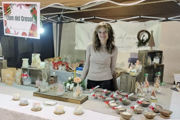 Sant Jordi evoca els paisatges rurals i els records amb l'elaboració d'espelmes artesanals