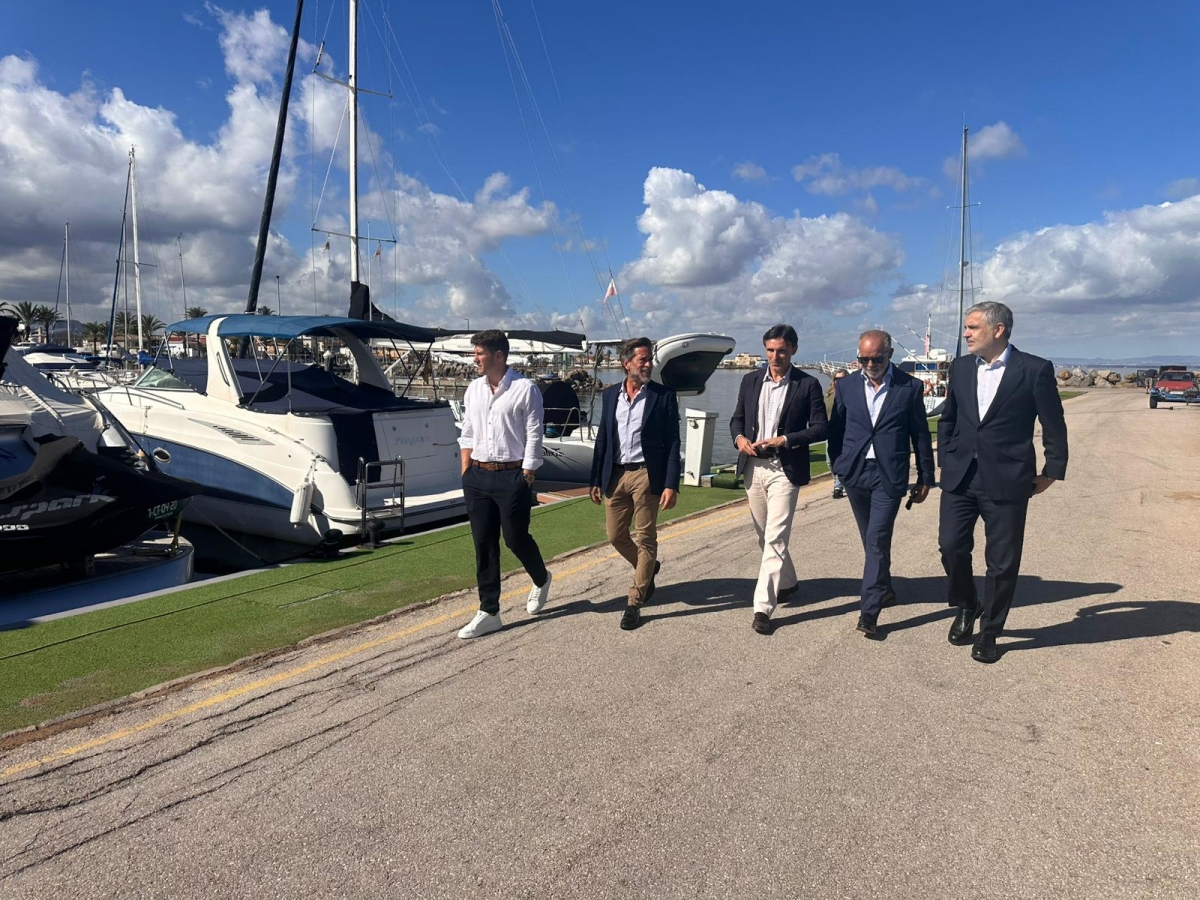 El consejero de Fomento, Jorge García Montoro, supervisa el puerto de Mar de Cristal acompañado de la empresa concesiona - Foto: CARM