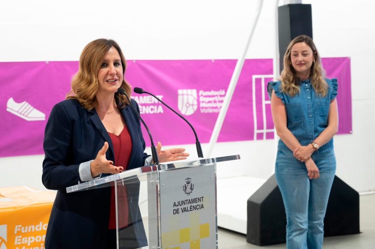 La alcaldesa de València y la concejala de Deportes.
