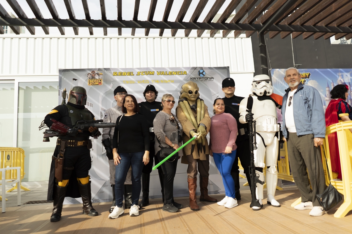 Miles de castellonenses ‘toman’ el Grau en la primera jornada de ‘Fantasy Fest 2025’