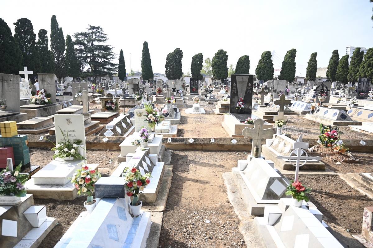 Visita a los cementerios, misa y homenaje a la memoria democrática... las imágenes de un día para el recuerdo