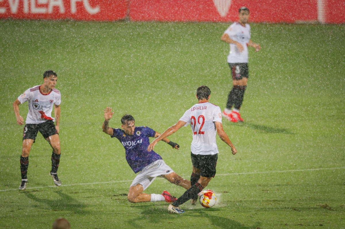 Carlos Mangada bajo la lluvia - Foto: LOF Carlos Mangada bajo la lluvia