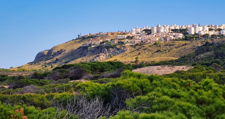 Santa Pola reordena suelo en Gran Alacant para conectar con los senderos y futuro mirador en la sierra