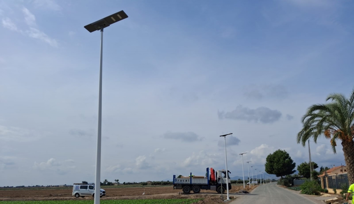 Luminarias en la carretera RM-D3, que une Lorca con la diputación de La Hoya. - Foto: CARM