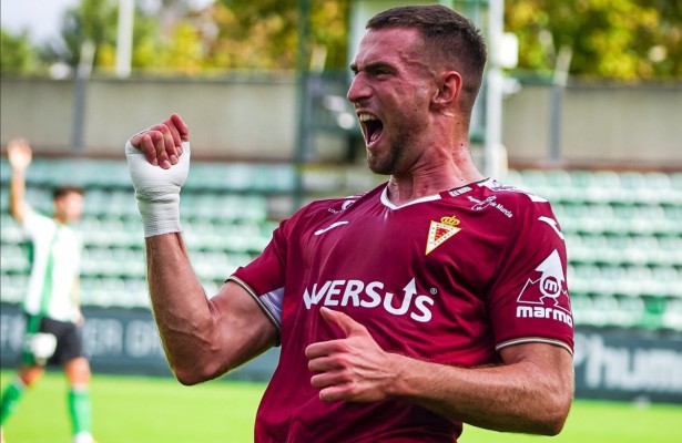 El Murcia toma impulso con Adrián Colunga al vencer al colista con dos goles de David Flakus