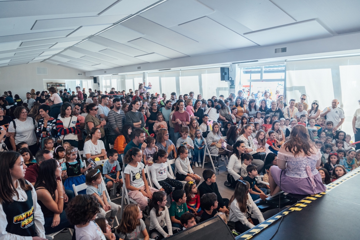 Príncipes y princesas del universo Disney y divertidos talleres cierran el Fantasy Fest 2025 de Castelló