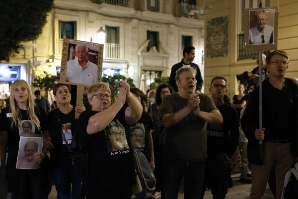 Afectados por la Dana se concentran ante el Palau para exigir la dimisión de Mazón