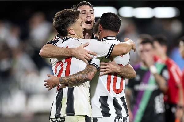 Dos goles en el descuento dan la victoria al Castellón y desatan la locura en Castalia