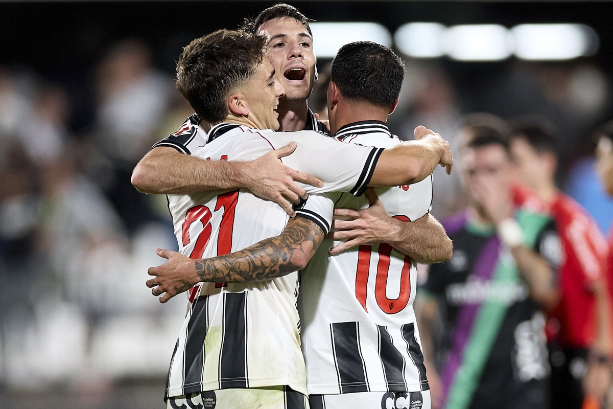 Dos goles en el descuento dan la victoria al Castellón y desatan la locura en Castalia