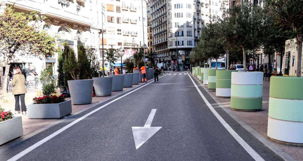 Adiós a los maceteros de Ribó: la plaza del Ayuntamiento ya luce las nuevas jardineras
