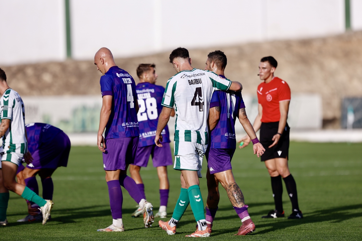 El árbitro Alejandro Clemente en el transcurso del partido de El Maulí
