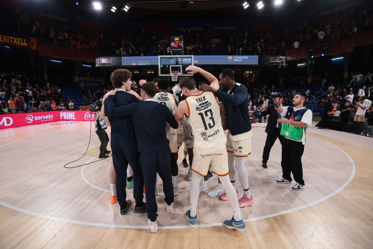 La celebración del UCAM CB nada más terminar el partido en el Palau. - Foto: UCAM CB