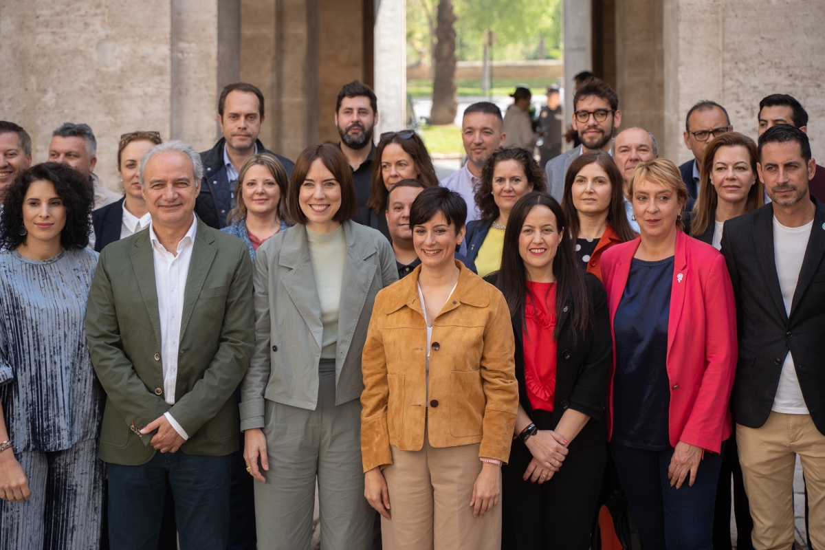 Algunos alcaldes afectados del PSOE con Diana Morant y Isabel Rodriguez en una visita tras la Dana. - Foto: JORGE GIL/EP Algunos alcaldes afectados del PSOE con Diana Morant y Isabel Rodriguez en una visita tras la Dana.