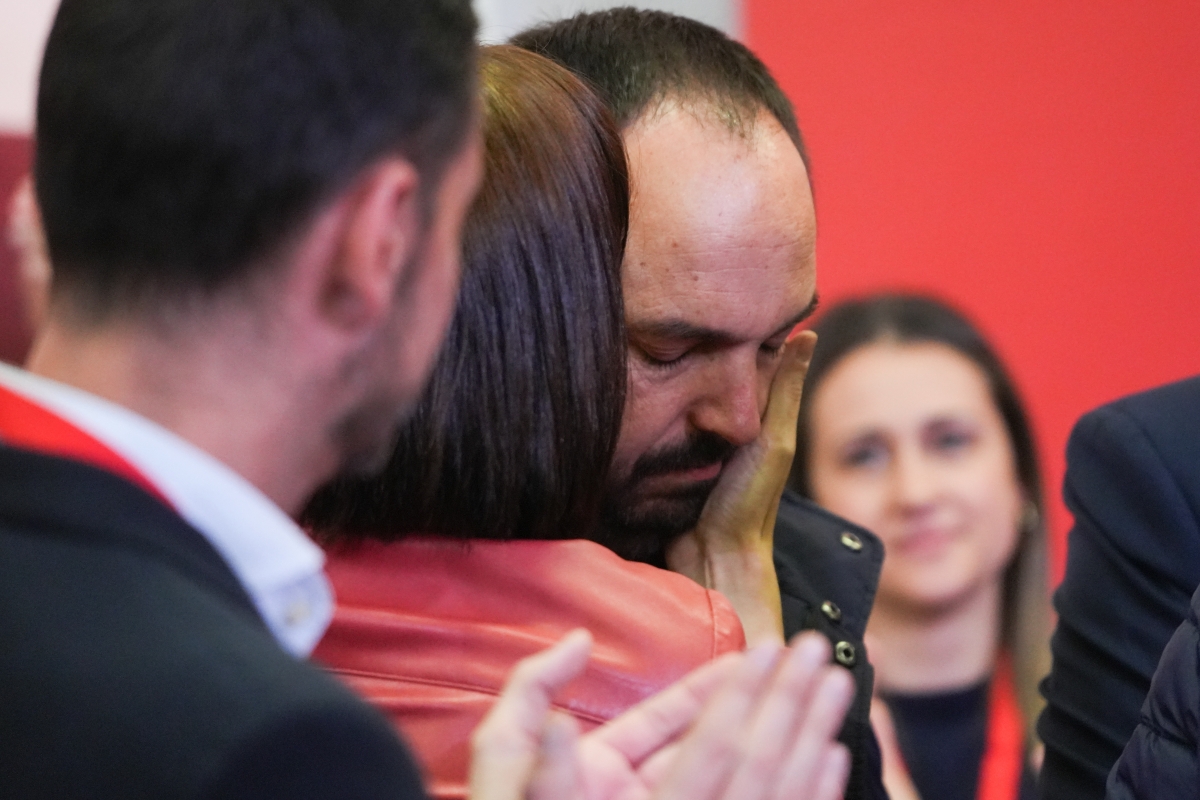 Diana Morant abrazada a Guillermo Luján. - Foto: JORGE GIL/EP Diana Morant abrazada a Guillermo Luján.