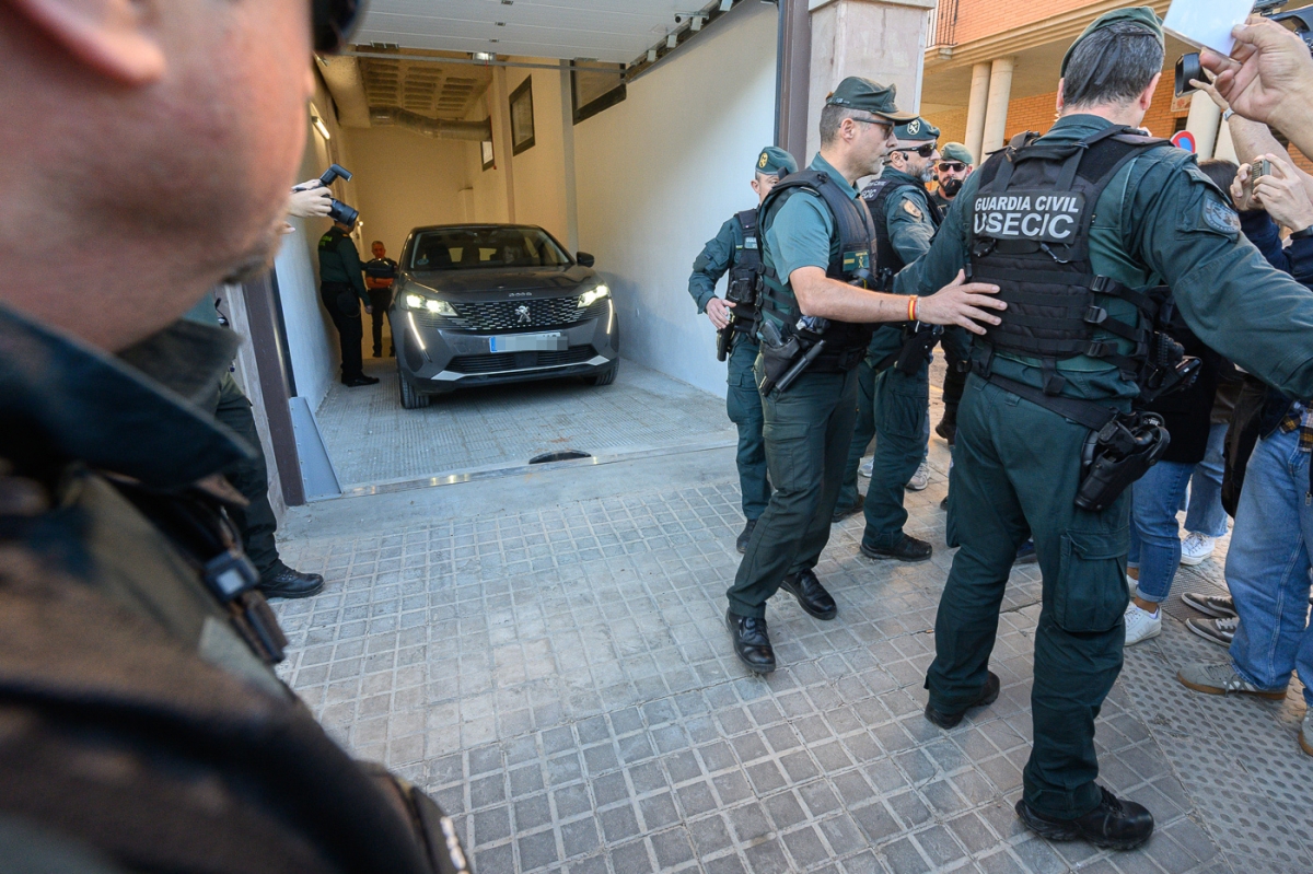 Un sobre, una foto y un suéter: los misterios de la comida entre Vilaplana y Mazón el día de la Dana