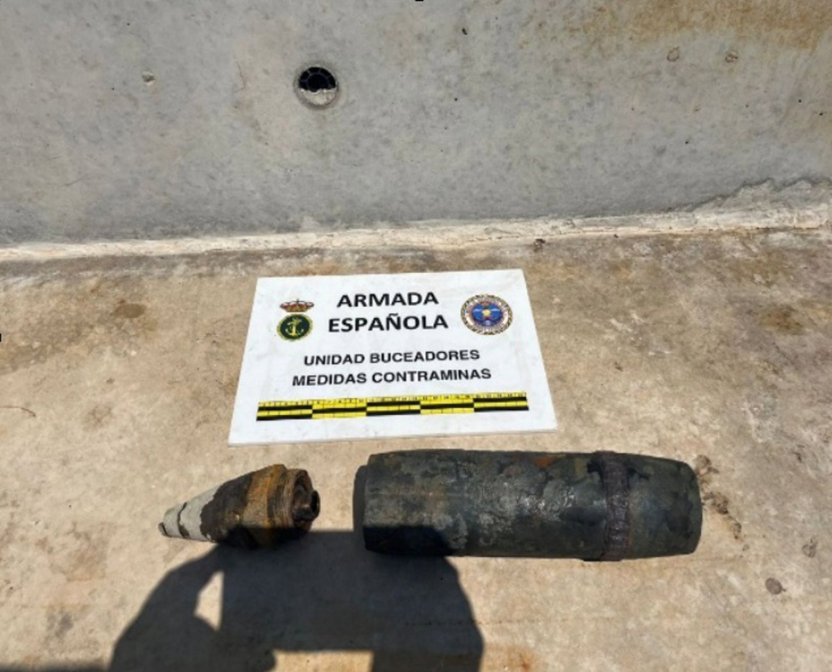 La Unidad de Buceadores de Medidas Contraminas de Cartagena neutraliza un artefacto explosivo sumergido en Cala Pudent