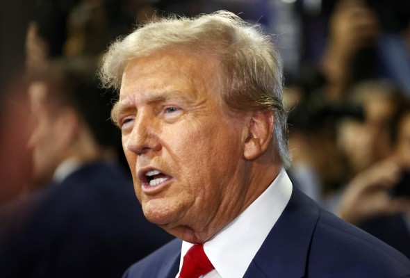 El sospechoso del ataque a Trump es acusado de dos delitos federales por uso arma de fuego
