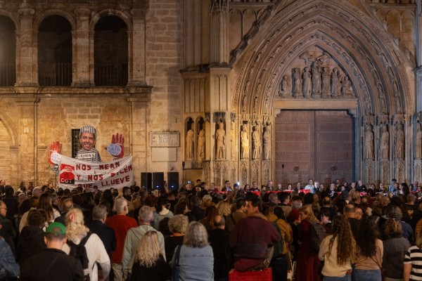 Una concentración ciudadana celebra la marcha de Mazón: 